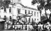 Nhân dân và lực lượng vũ trang thủ đô Hà Nội mít tinh tại Quảng trường Nhà hát lớn ngày 19-8-1945. (Ảnh tư liệu)