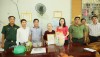 Chủ tịch Phan Thị Kim Oanh thăm và tặng qua chúc thọ cụ bà Trần Thị Tâm xã Minh Đức