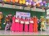 Bà Trịnh Thanh Triều   UVBTV Huyện ủy trao giấy khen cho các giáo viên thành tích xuất sắc