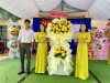 Đồng chí Mai Ngọc Thoan   PBTTT Đảng ủy Thừa ủy quyền của Lãnh đạo huyện tặng hoa chúc mùng cho nhà trường