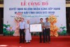 Ông Lò Văn Dinh - PGĐ Bảo tàng tỉnh, thừa ủy quyền của Giams đốc Sở VHTT&DL trao Bảng xếp hạng di tích Chùa Đức Minh