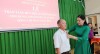 đồng chí Trịnh Thanh Triều, Ủy viên Ban Thường vụ Huyện ủy, Phó chủ tịch HĐND huyện trao Huy hiệu 45 năm tuổi đảng cho đc Nguyễn Xuân Hiệp