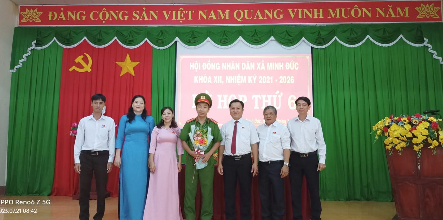 Chụp hình cùng Thành viên UBND