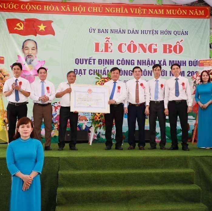 XÃ MINH ĐỨC ĐÓN NHẬN BẰNG CÔNG NHẬN ĐẠT CHUẨN NÔNG THÔN MỚI