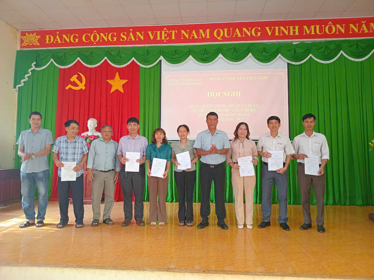 Đc Điểu Toàn   Bí thư Đảng ủy và Ngô Tuấn Long   Phó bí thư, CT UBND xã trao quyết định cho các chi bộ